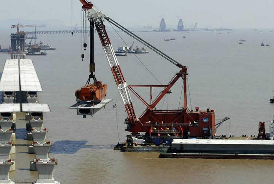 上海打撈局吊裝東海大橋橋梁